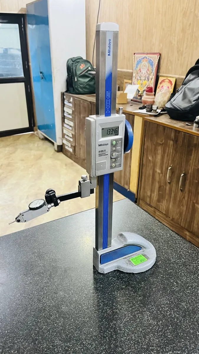 Digital height gauge — 0–300 mm with dial test indicator